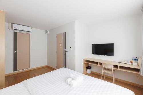 Takka Hotel - Bearingにあるテレビまたはエンターテインメントセンター