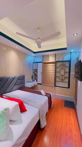 Una cama o camas en una habitación de Rezala Sweet Home Uttara