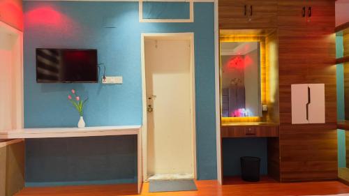 Una televisión o centro de entretenimiento en Rezala Sweet Home Uttara