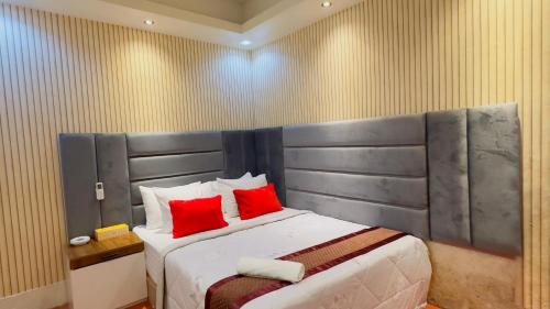 Una cama o camas en una habitación de Rezala Sweet Home Uttara