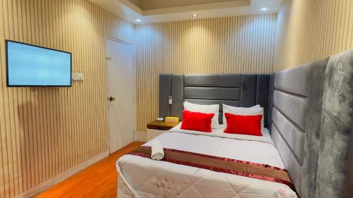 Una cama o camas en una habitación de Rezala Sweet Home Uttara