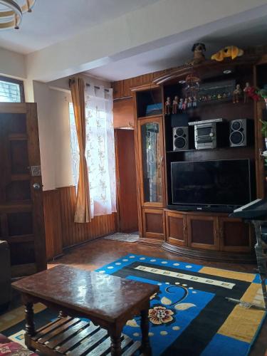 Una cocina o zona de cocina en The Ultimate Darjeeling Stay ! DARJ-CHILLIN - 3BHK