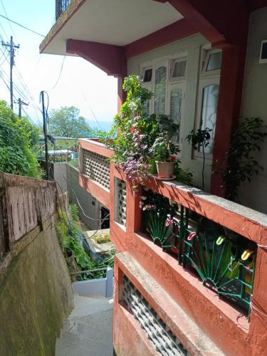 Un balcón o terraza de The Ultimate Darjeeling Stay ! DARJ-CHILLIN - 3BHK