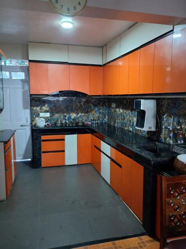 Una cocina o zona de cocina en The Ultimate Darjeeling Stay ! DARJ-CHILLIN - 3BHK