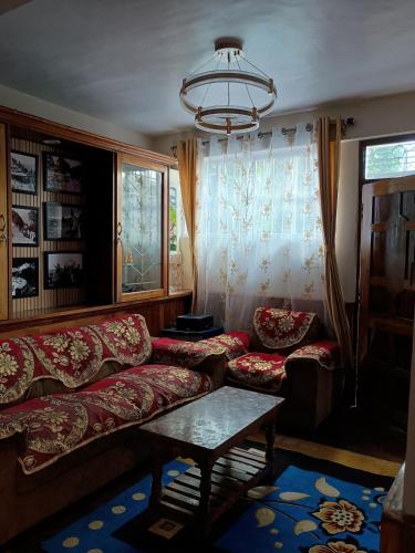 Zona de estar de The Ultimate Darjeeling Stay ! DARJ-CHILLIN - 3BHK