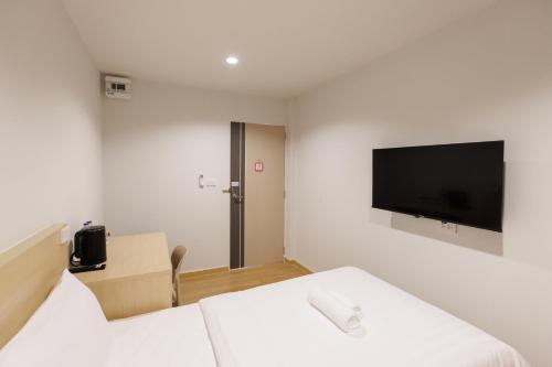 Takka Hotel - Bearingにあるテレビまたはエンターテインメントセンター