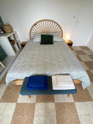 une chambre avec un grand lit avec des coussins bleus dans l'établissement Bright and spacious 1 bedroom apartment with sofa bed in living room , French Riviera, à Saint-Laurent-du-Var