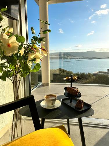 Double pleasure - two apartments with sea views and pool