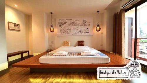 a bedroom with a large bed in a room at Boutique Poo-Yai Lee in Bangkok
