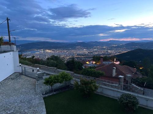 una vista sulla città da un balcone di una casa di Panoramic View Villa a Stagiates