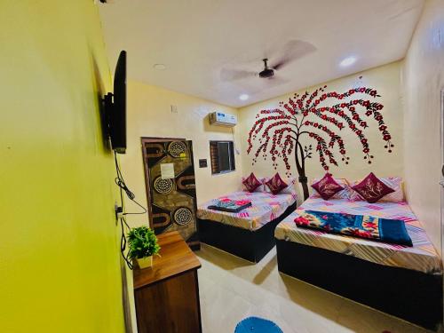 Ένα ή περισσότερα κρεβάτια σε δωμάτιο στο Sun India Guest House