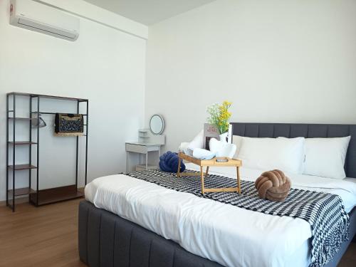 Cama o camas de una habitación en The Wave Residence by Jeffery Lam Home Management