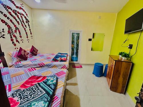 Ένα ή περισσότερα κρεβάτια σε δωμάτιο στο Sun India Guest House