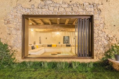 - un salon doté d'une fenêtre avec un canapé dans l'établissement Gîte Presbytère de Puységur 4*, à Puységur