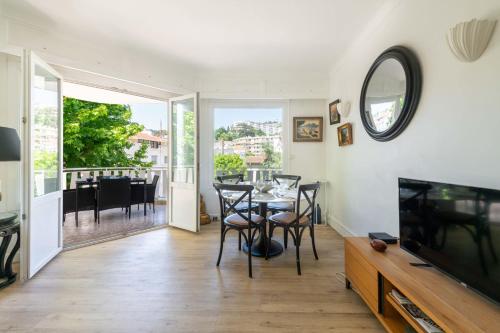 Cozy 2-Br Apartment 6 Minutes from the Beach