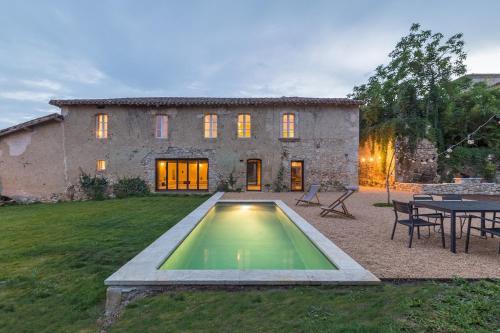 une maison avec une piscine dans la cour dans l'établissement Gîte Presbytère de Puységur 4*, à Puységur