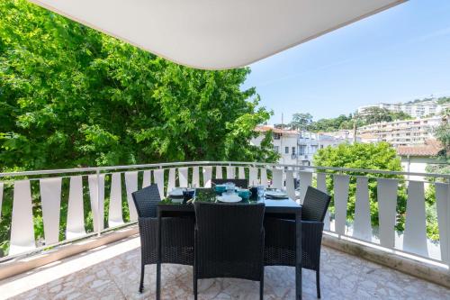 Photo de la galerie de l'établissement Cozy 2-Br Apartment 6 Minutes from the Beach, à Cannes