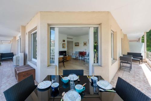 Photo de la galerie de l'établissement Cozy 2-Br Apartment 6 Minutes from the Beach, à Cannes