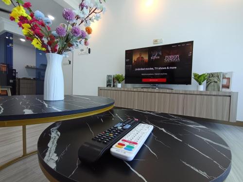 Una televisión o centro de entretenimiento en The Wave Residence by Jeffery Lam Home Management