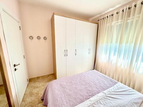 ドゥラスにあるAbi Apartment Valamarのベッドと窓のある寝室