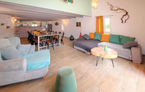 un salon avec un canapé et une table dans l'établissement Bastide Les Chataigners, à Pont-de-Labeaume
