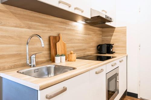 Kuchyň nebo kuchyňský kout v ubytování Stylish Studio With Balcony, Near Tilburg Station