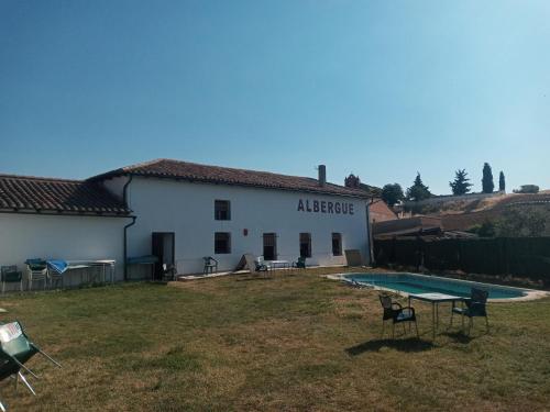 Bazén v ubytování Albergue El Palomar nebo v jeho okolí