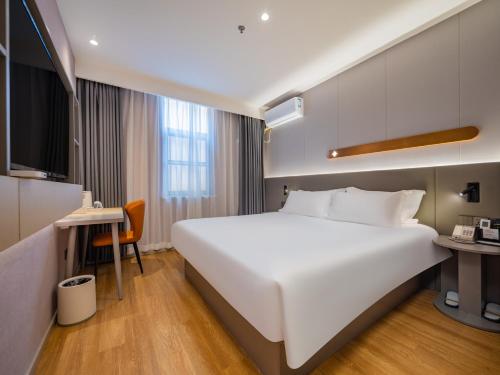 a large white bed in a hotel room at Jinjiang Inn Xi'an High-tech Zone Electronic City Flagship in Xi'an