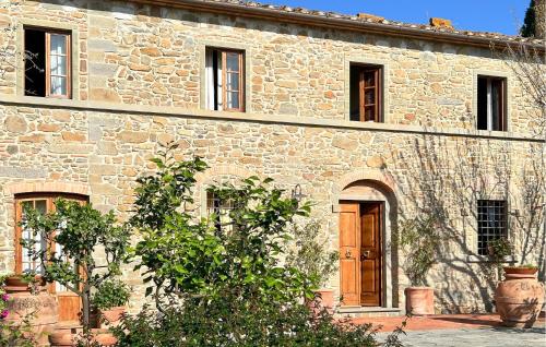 un edificio de piedra con una puerta de madera en la parte delantera en Awesome Home In Capraia E Limite, en Capraia e Limite