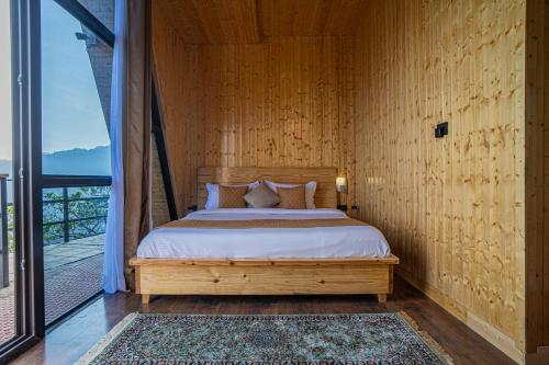 Postel nebo postele na pokoji v ubytování Echo By The Lakes Pet-friendly Retreat by the Lake With Game Zone & Garden