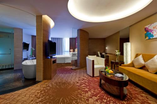 Una cama o camas en una habitación de 泰安宝龙艺珺酒店
