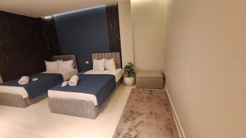 Postel nebo postele na pokoji v ubytování downtown Family Suites