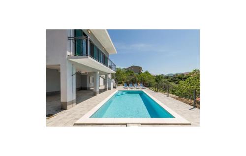 Kolam renang di atau dekat dengan Beautiful Apartment In Omis