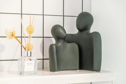 two sculptures of two people sitting on a shelf at Guan Erjie Boutique Hotel (Huimin Street of Xi'an Bell Tower ) in Xi'an