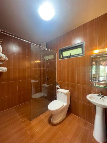 a bathroom with a toilet and a shower and a sink at Khu du lịch sinh thái Him Lam - Him Lam Resort in Ban Hin Lom
