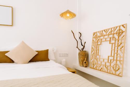 a bedroom with a bed and a mirror on the wall at Guan Erjie Boutique Hotel (Huimin Street of Xi'an Bell Tower ) in Xi'an
