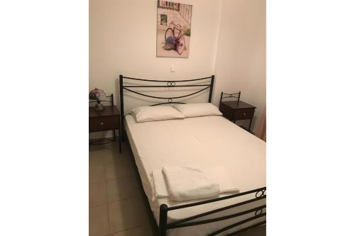 Giường trong phòng chung tại Nektarios apartment