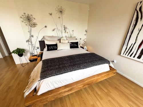 une chambre avec un grand lit dans une pièce dans l'établissement L'Attique - Terrasse Panoramique - Accès Transports en Commun - Centre Ville - Commerces à Proximité, à Strasbourg