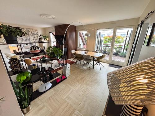 un salon avec une table et une salle à manger dans l'établissement L'Attique - Terrasse Panoramique - Accès Transports en Commun - Centre Ville - Commerces à Proximité, à Strasbourg