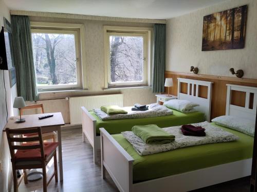 Postel nebo postele na pokoji v ubytování Gästehaus LieNa in der Winkelsmühle