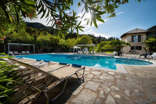 Бассейн в Orange Grove Suites или поблизости