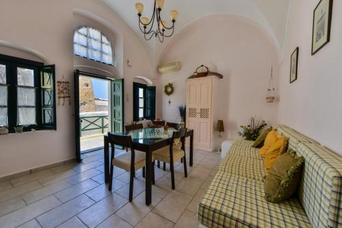 een woonkamer met een bank en een tafel bij Christos Apartments Oia in Oia