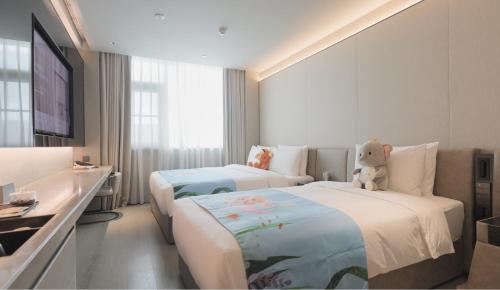 Xi'an Bell Tower Yongning Gate Orange Crystal Hotelにあるベッド
