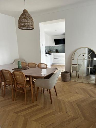 une salle à manger avec une table et des chaises en bois dans l'établissement Villa Lavande, à Sainte-Maxime