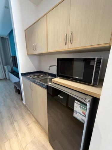 a kitchen with a microwave and a sink at LA Brisa Durrat Alarous شاليهات لابريزا درة العروس شاطئ البرادايس للعوائل فقط in Durat Alarous