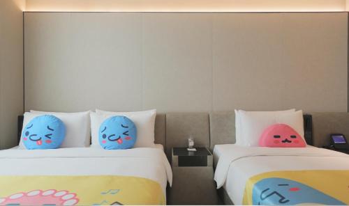 Xi'an Bell Tower Yongning Gate Orange Crystal Hotelにあるベッド