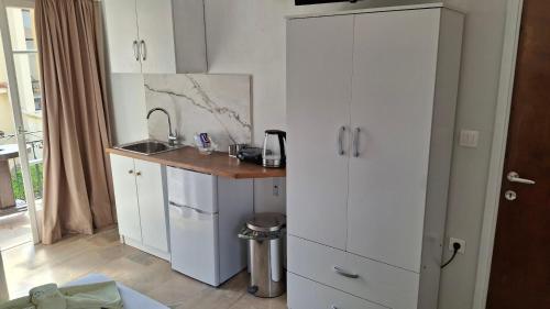 Kuchyň nebo kuchyňský kout v ubytování Nafpaktos studio in port ΙΙ