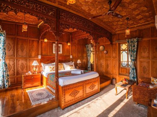 Una cama o camas en una habitación de Moustache Houseboat Srinagar