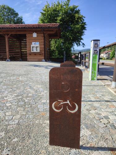 a sign with a bike on it in front of a building at Salita al castello in Rossana