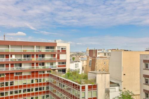 une vue sur les toits d'une ville avec des bâtiments dans l'établissement Superbe studio à proximité de la Tour Eiffel, à Paris